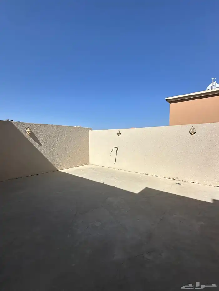 للبيع روف علوي بدرج داخلى وخارجي ع شارعين بالراقي شرق خميس 19