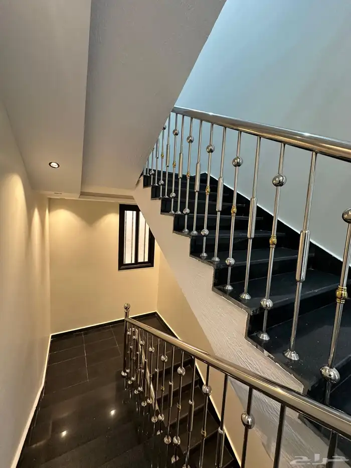 للبيع روف علوي بدرج داخلى وخارجي ع شارعين بالراقي شرق خميس 1