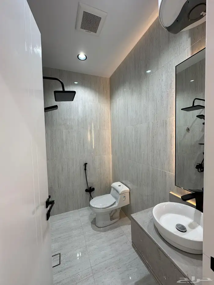 للبيع روف علوي بدرج داخلى وخارجي ع شارعين بالراقي شرق خميس 9