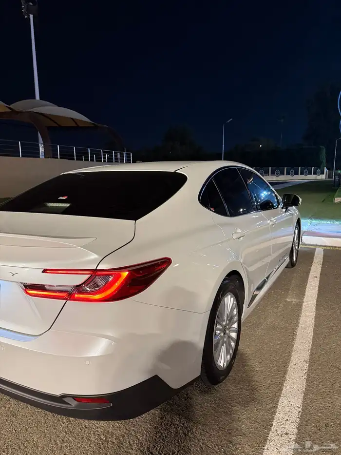 كامري 2025 ابيض لؤلؤي 3