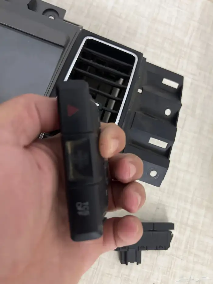 شاشة فورد تورس 2011 وريش مكيف وازرار عداد الزيت 1