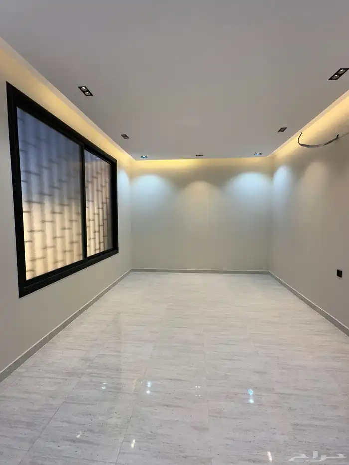 للبيع روف علوي بدرج داخلى وخارجي ع شارعين بالراقي شرق خميس 21