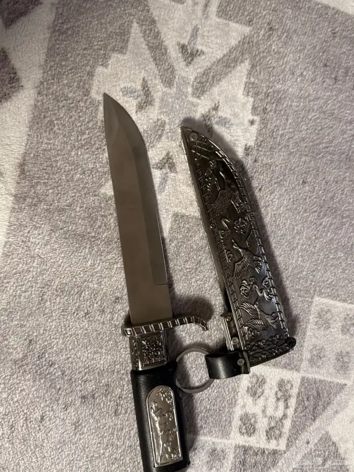 سكين قديمه جدا عمرها فوق ال 20 سنه منحوتة برسومات 2