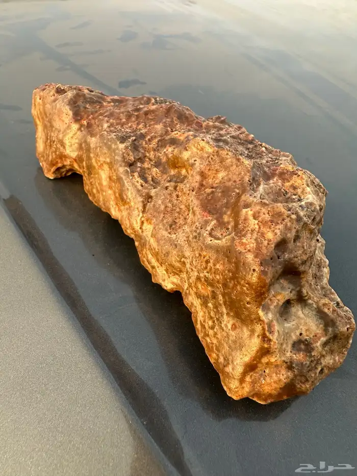 حجر غريب في القوقل طلع نيزك اللي يعرف يتواصل معي 0