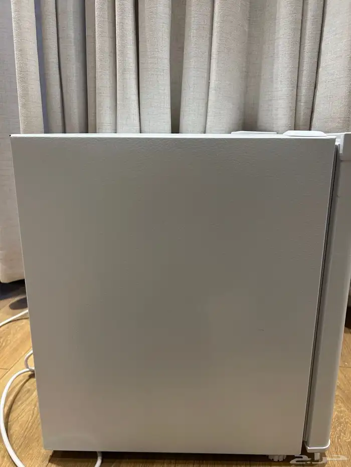 ثلاجه صغيره الحجم استعمال نظيف عمرها سنه 7