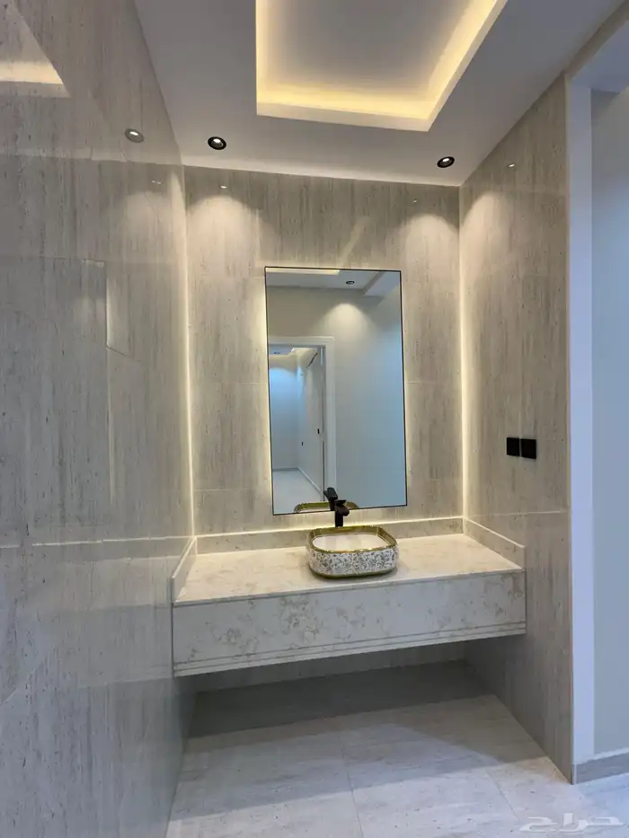 للبيع روف علوي بدرج داخلى وخارجي ع شارعين بالراقي شرق خميس 26