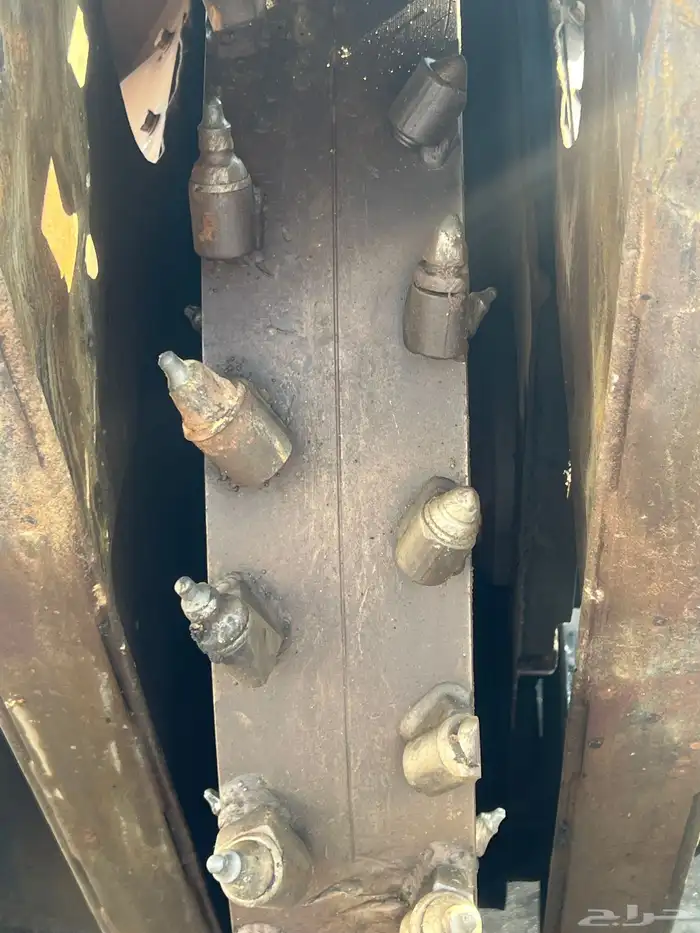 بوبكات 264C مع جهاز ترنشر 1