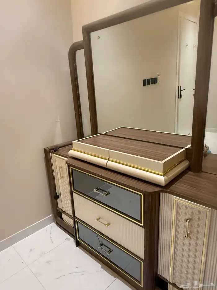 سرير مع مرتبه وتسريحه 3