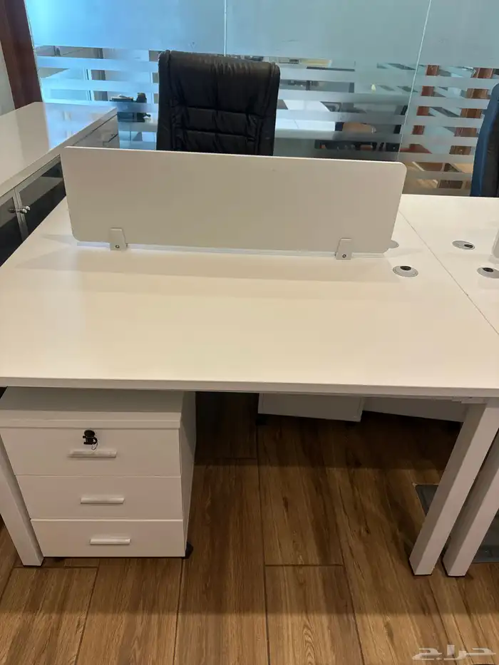 طاولات مكاتب وادراج ومكتب مستقل نظيفه جدا 2