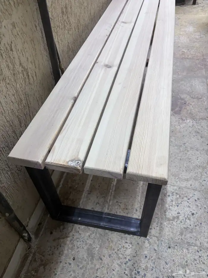 كرسي خشبي قاعده حديد وطاوله 21