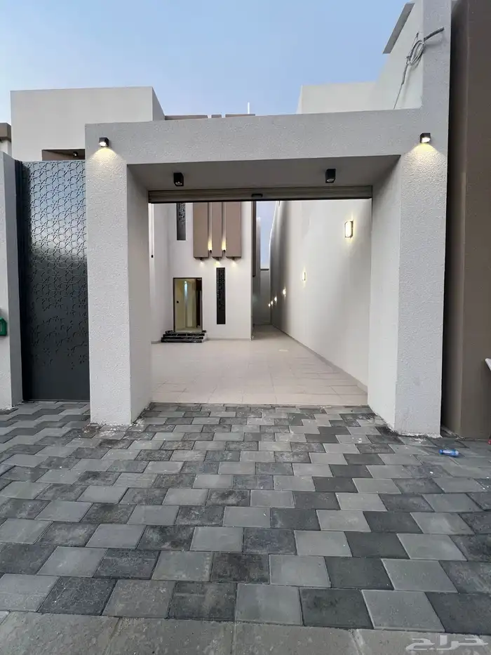 للبيع فيلا راقية دورين و ملحق احد رفيدة حي العزيزية 1