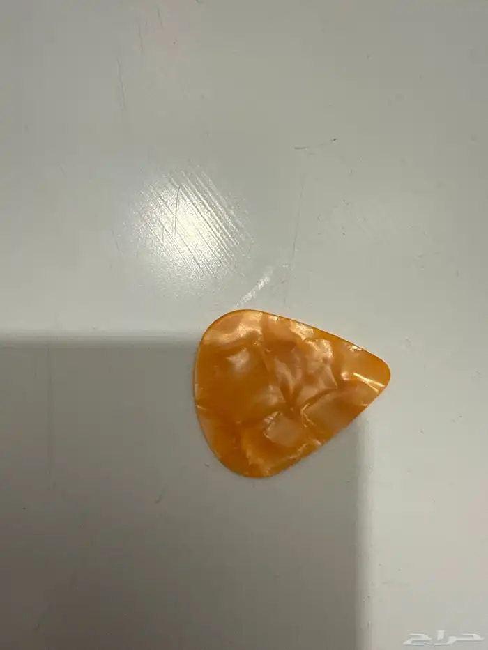 قيتار مع حامل جداري وشنطه وريشه 1