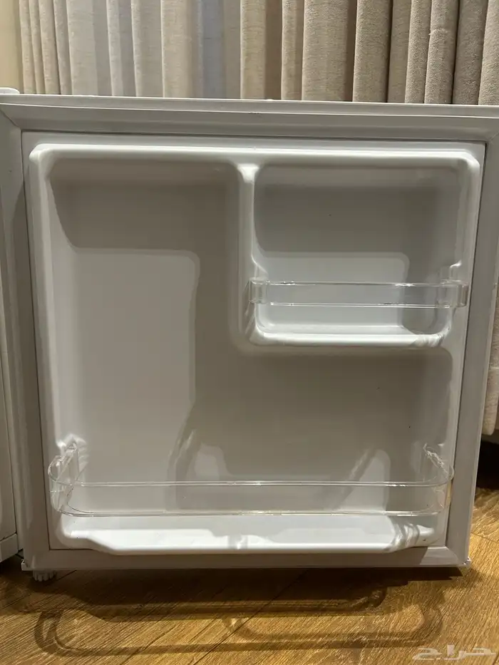 ثلاجه صغيره الحجم استعمال نظيف عمرها سنه 1