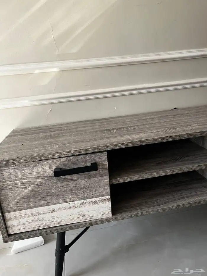 طاولة حالتها ممتازة جد ا 2