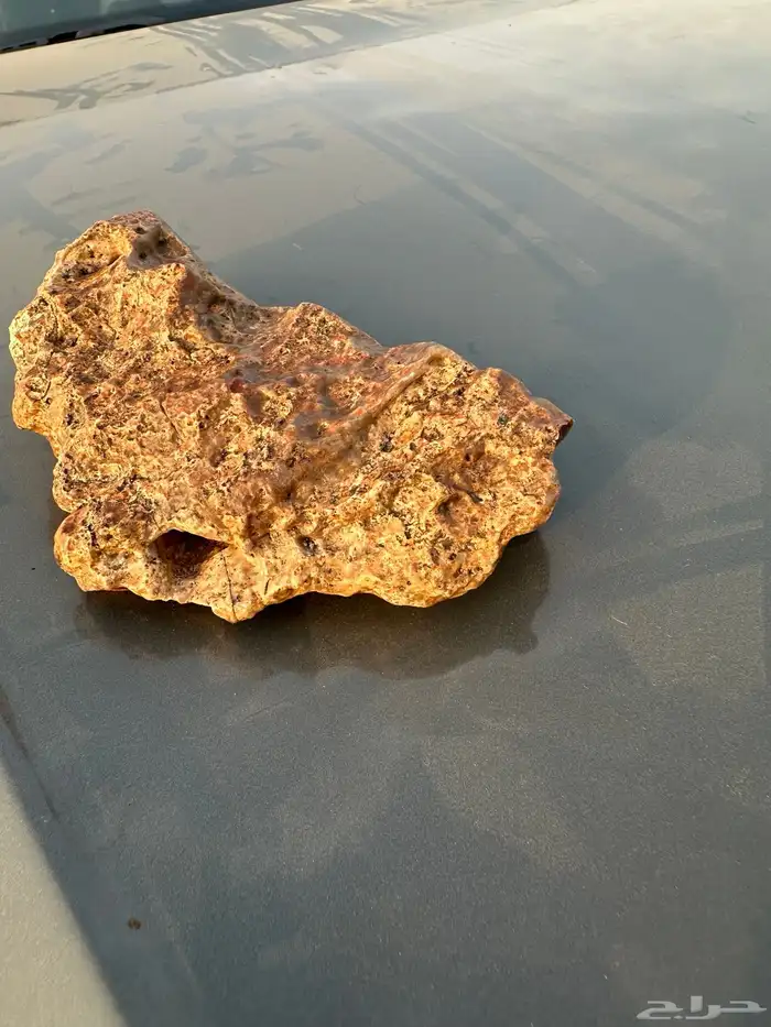 حجر غريب في القوقل طلع نيزك اللي يعرف يتواصل معي 1