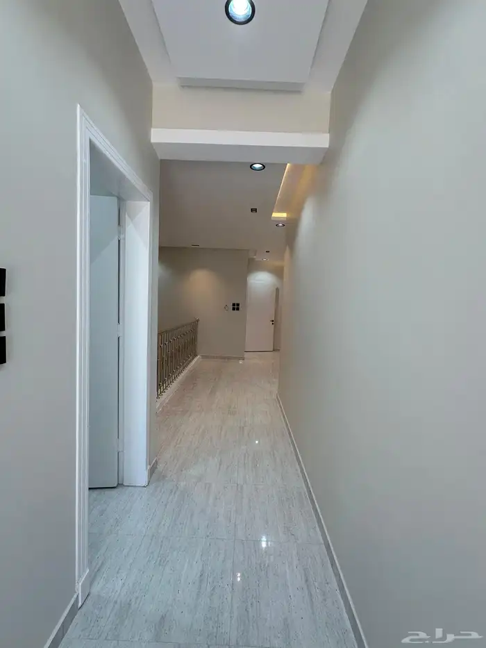 للبيع روف علوي بدرج داخلى وخارجي ع شارعين بالراقي شرق خميس 32