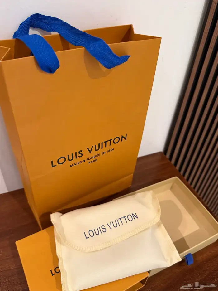 محفظة من لويس فيتون اصليه 9