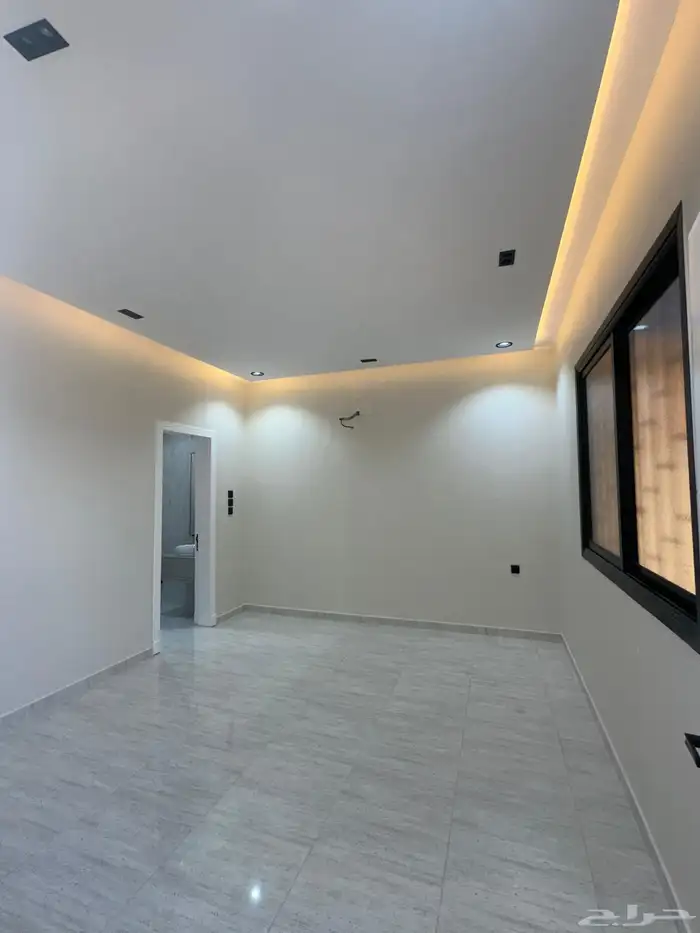 للبيع روف علوي بدرج داخلى وخارجي ع شارعين بالراقي شرق خميس 35