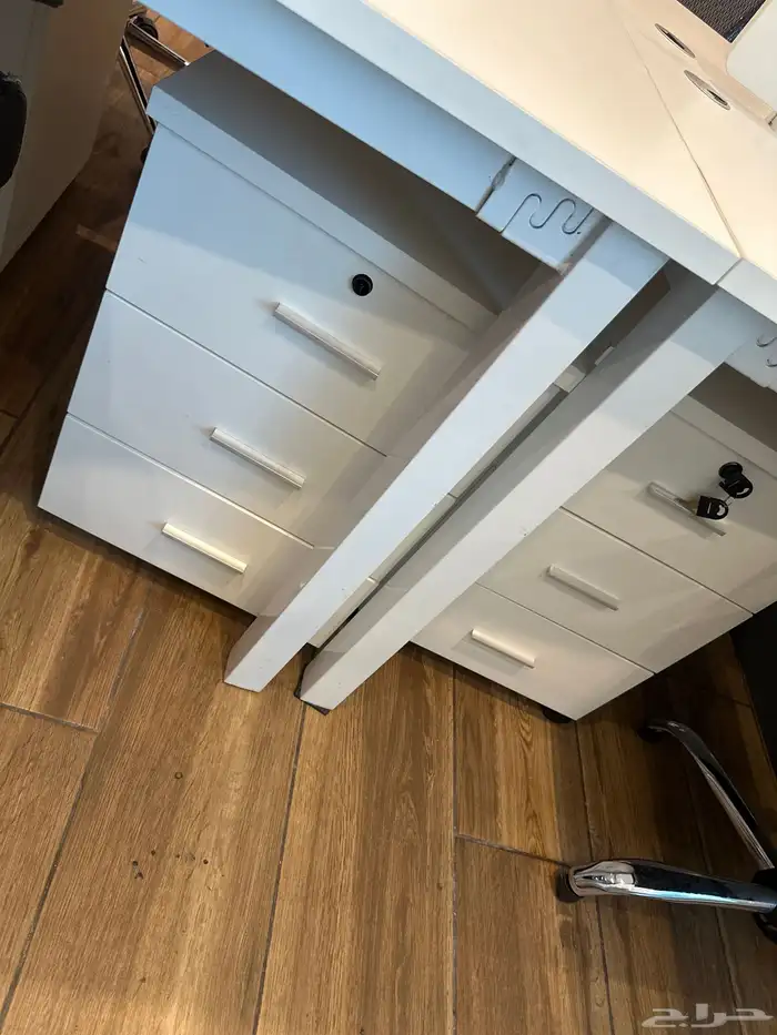 طاولات مكاتب وادراج ومكتب مستقل نظيفه جدا 1