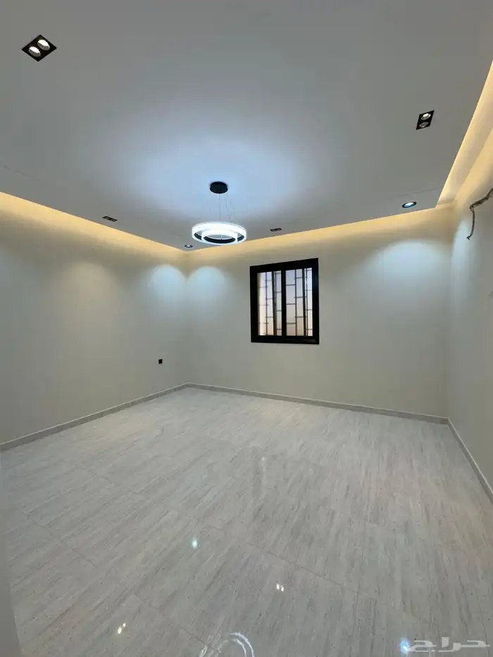 للبيع روف علوي بدرج داخلى وخارجي ع شارعين بالراقي شرق خميس 17