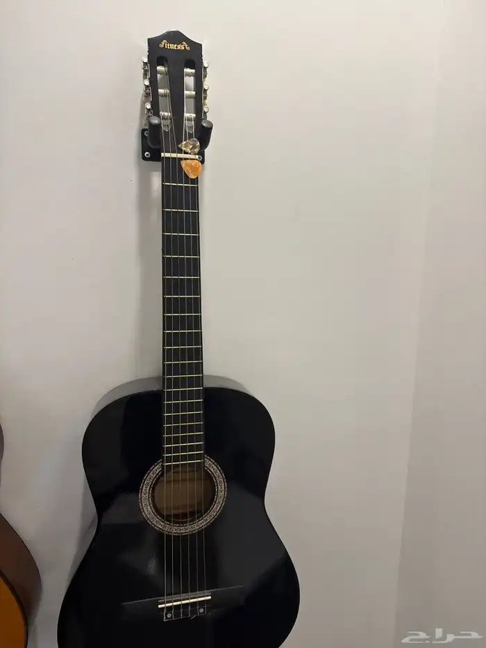 قيتار مع حامل جداري وشنطه وريشه 0