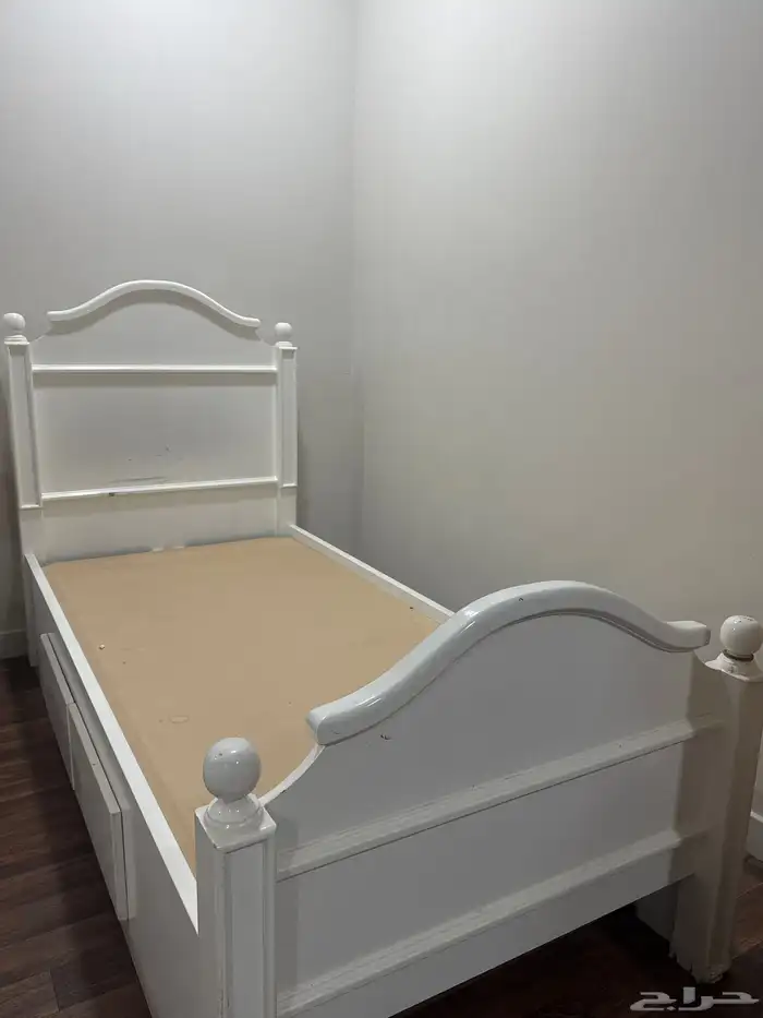 سرير للبيع خشب ثقيل ابيض 0