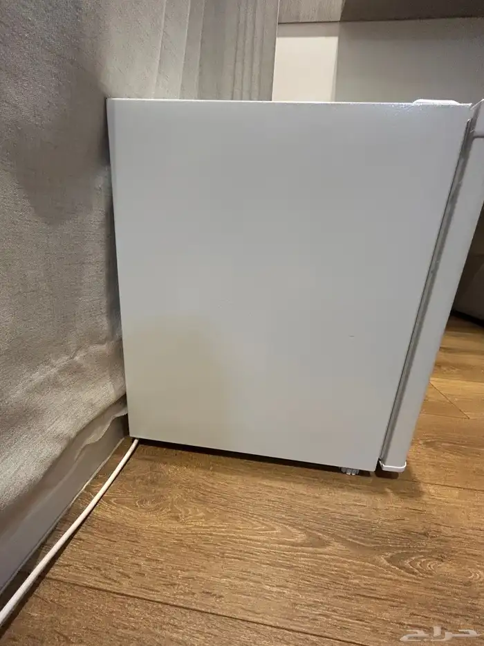 ثلاجه صغيره الحجم استعمال نظيف عمرها سنه 5
