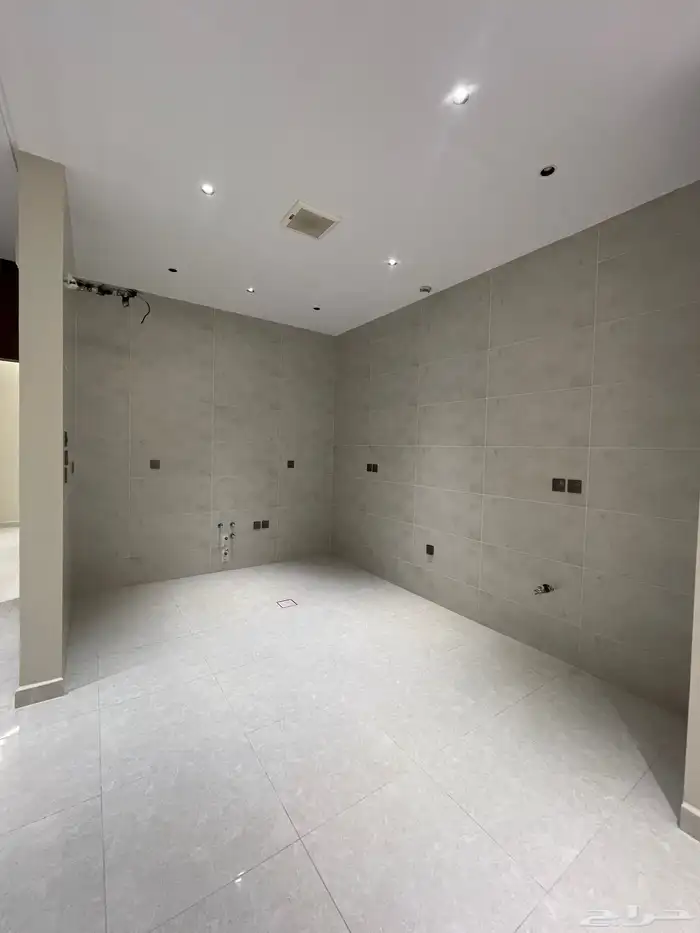 شقة فاخرة للتمليك بحي الصفا تتكون من 4 غرف 3