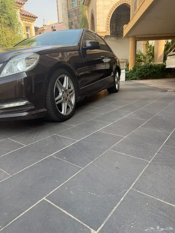 مرسيدس E300 يوجد صدمه بالخلف وتم إصلاحها 3