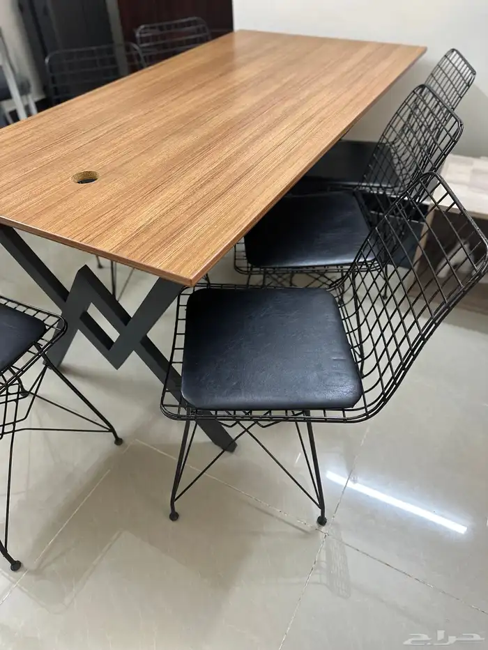 طاولة خشبية و6 كراسي 1