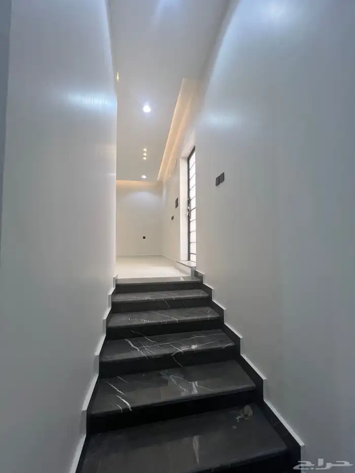 للبيع فيلا راقية دورين و ملحق احد رفيدة حي العزيزية 22