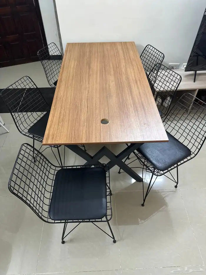 طاولة خشبية و6 كراسي 2