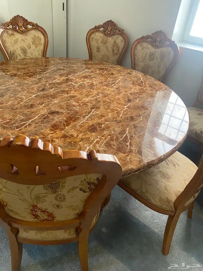 طاول رخام ثلاث كراسي فقط على السوم 2