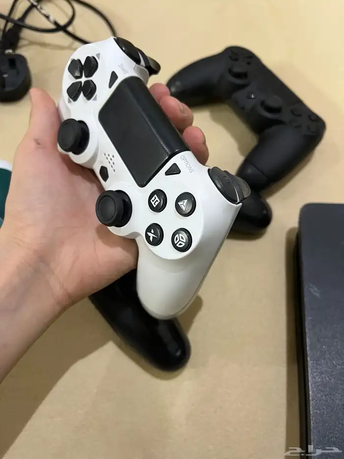 سوني 4 نظيف معه 4 يدات 3