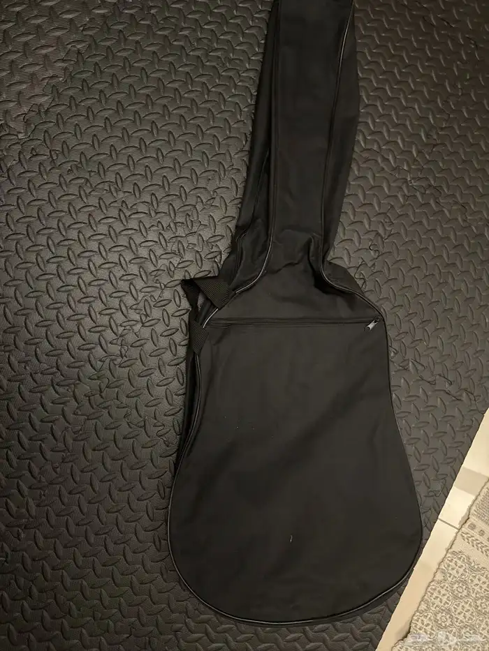 قيتار مع حامل جداري وشنطه وريشه 3