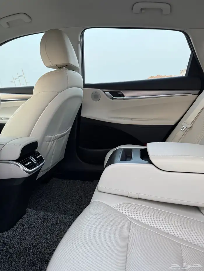 ازيرا 2022 ديجتال من الداخل ابيض بحالة الوكاله للبيع 12