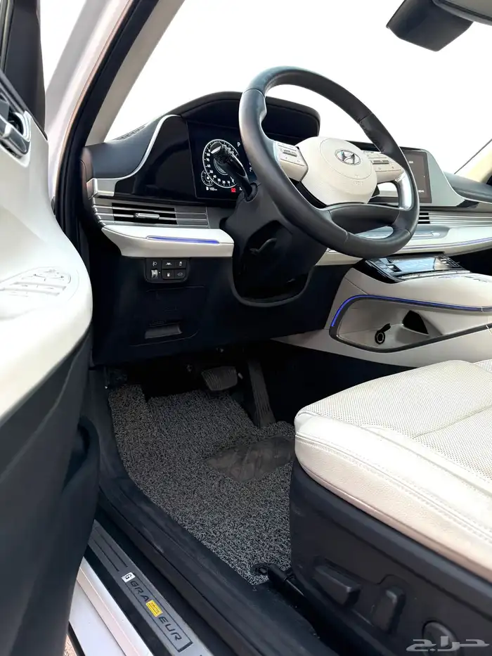 ازيرا 2022 ديجتال من الداخل ابيض بحالة الوكاله للبيع 16