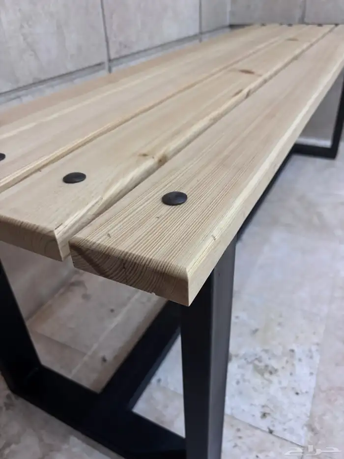 كرسي خشبي قاعده حديد وطاوله 18