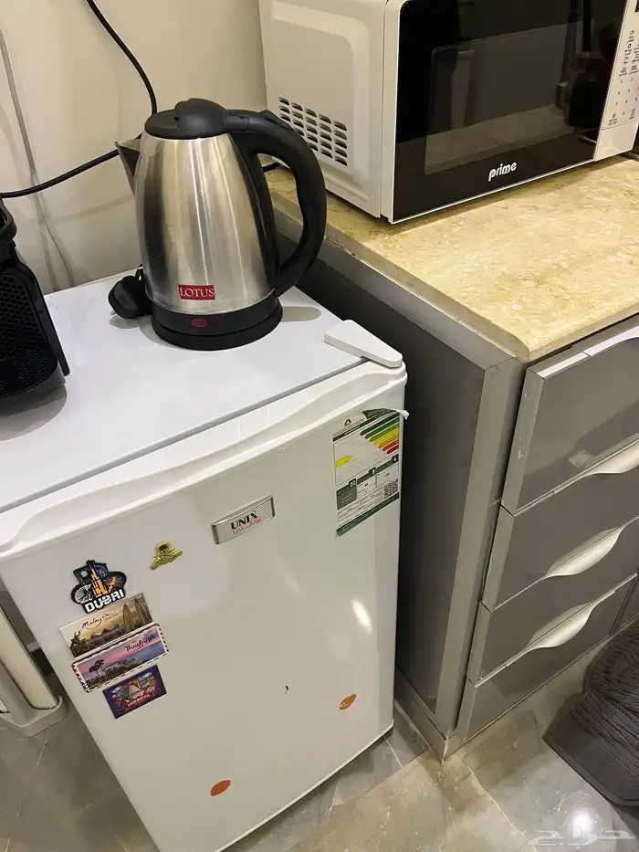 سرير   ثلاجة   طاولة بادراج   مايكرويف   غلاية 4