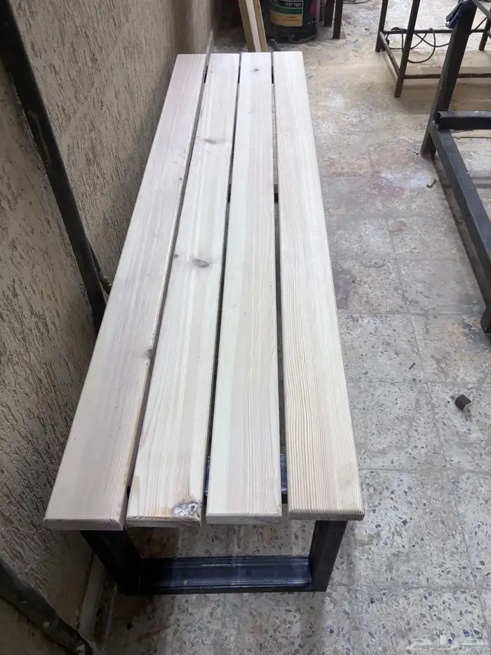 كرسي خشبي قاعده حديد وطاوله 20