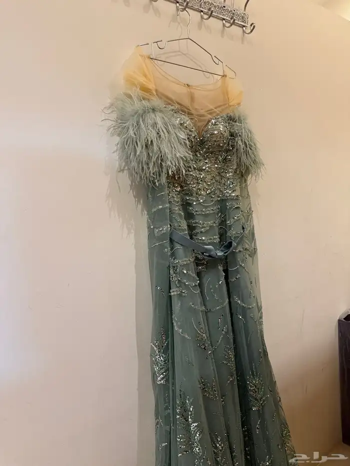 فستان سهره نفس لون الي على العارضه 1