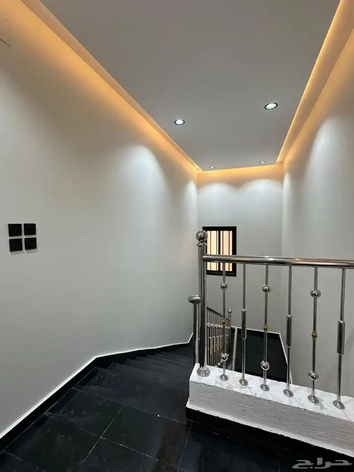 للبيع روف علوي بدرج داخلى وخارجي ع شارعين بالراقي شرق خميس 23