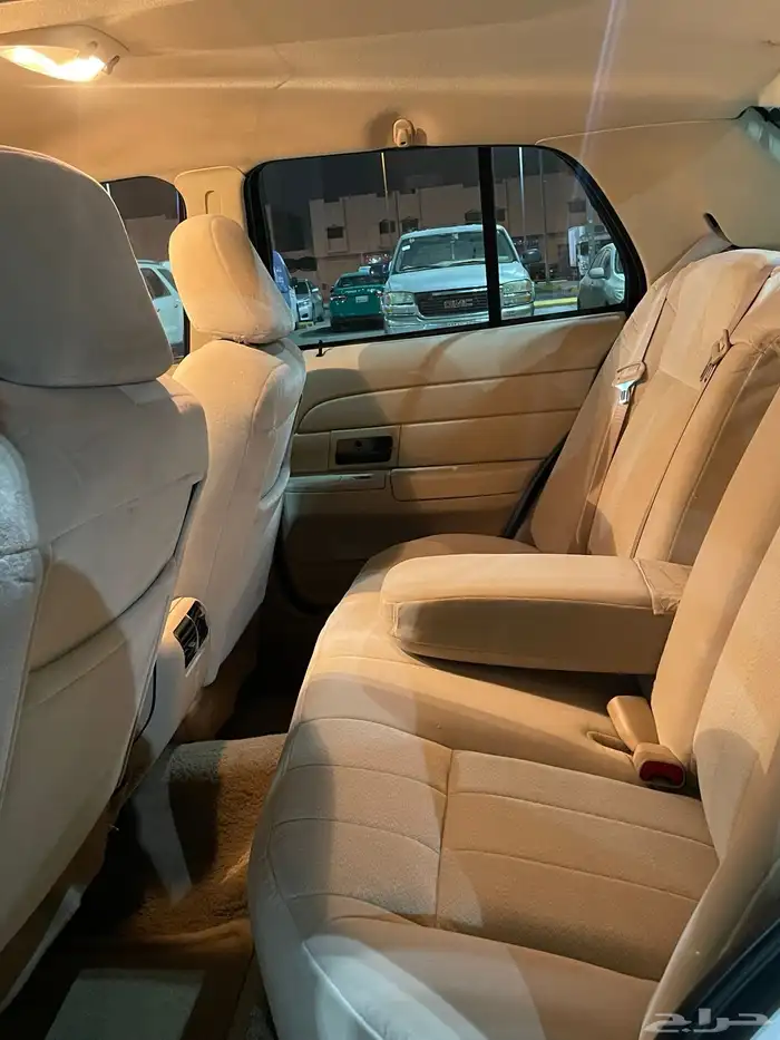 للبيع فورد بوليسي 2010 عداد قليل نظيف جدا 13