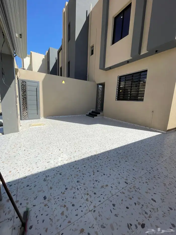 للبيع شقه دور أرضي مع بايكه وحوش خميس مشيط 0