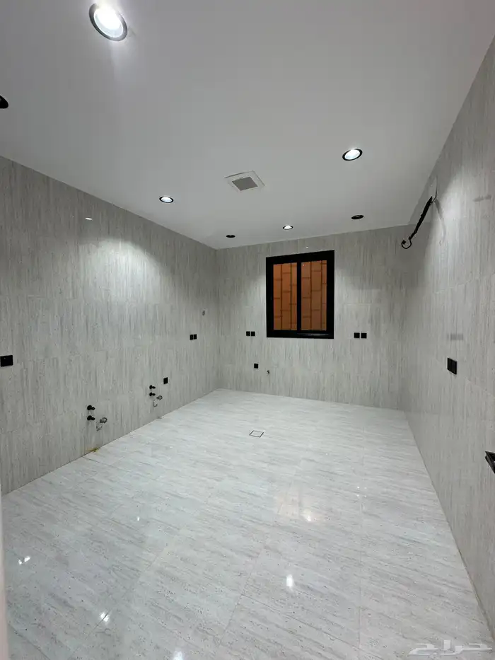 للبيع روف علوي بدرج داخلى وخارجي ع شارعين بالراقي شرق خميس 10