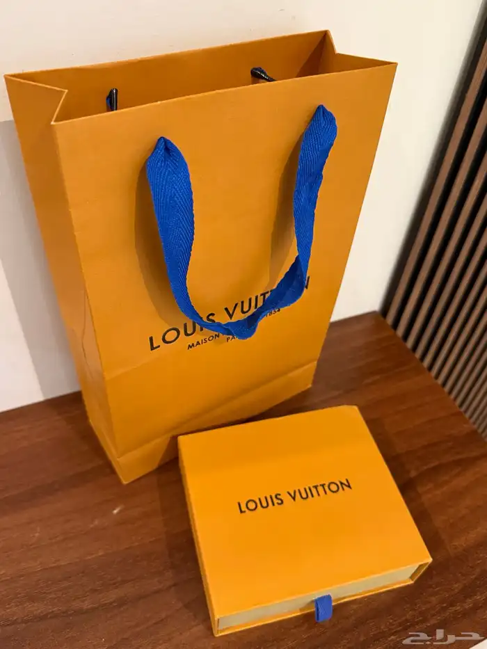 محفظة من لويس فيتون اصليه 10