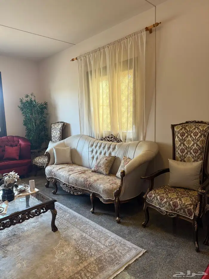 كنب مجلس كلاسيك للبيع 3