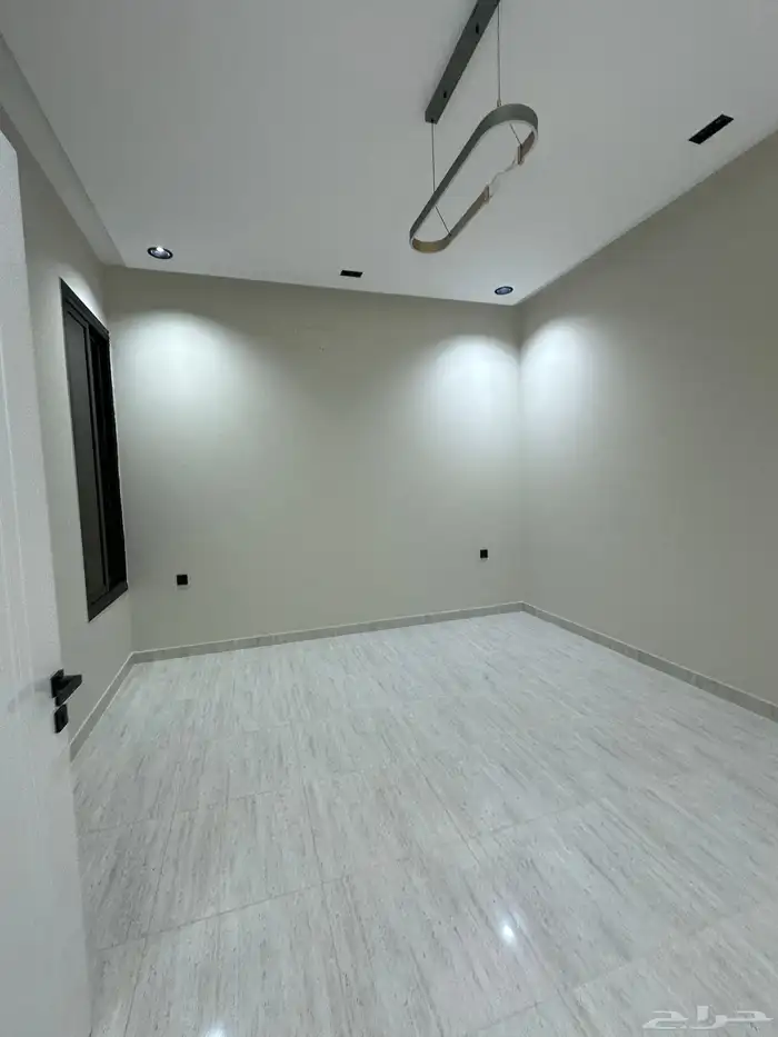 شقق ارضية 550 الف و علوية 500 الف بقرب من الممشي 10