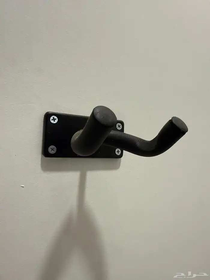 قيتار مع حامل جداري وشنطه وريشه 2