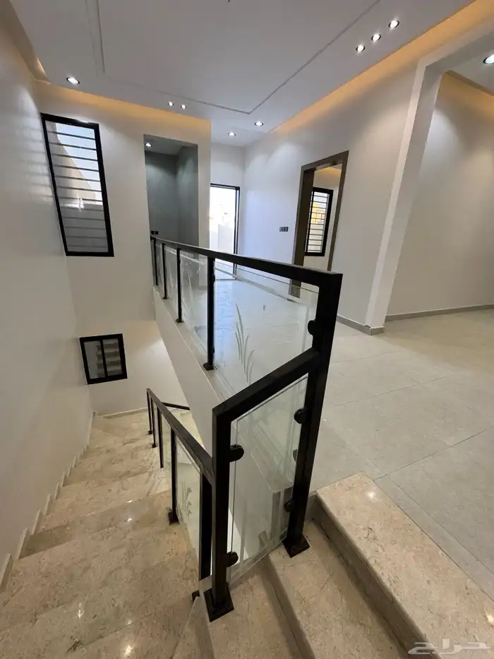 للبيع روف علوي دور ثاني مع ملحق بمشب مدخل مستقل شمال الراقي 21